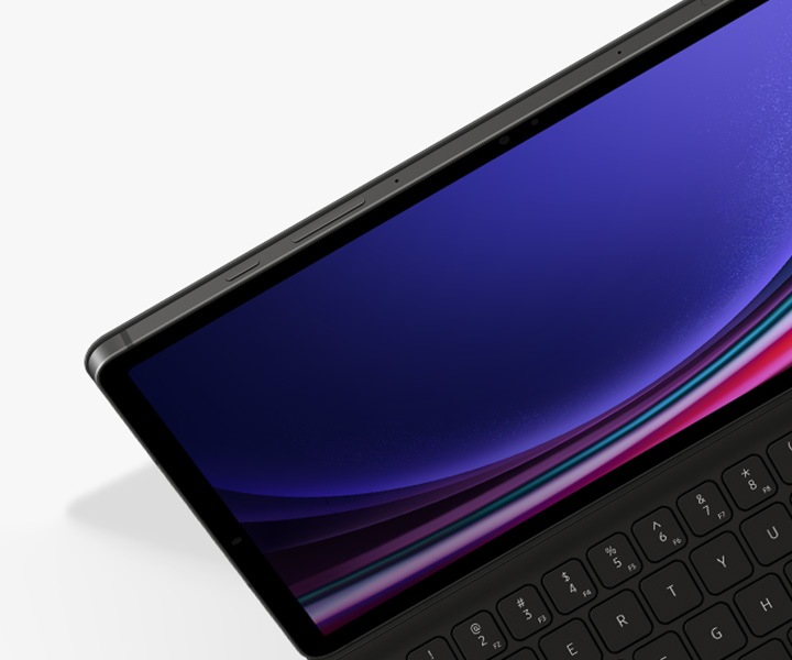 슬림 키보드 북커버를 부착한 갤럭시 탭을 클로즈업하여 커버의 슬림한 디자인을 강조한 이미지가 보이고 있습니다.