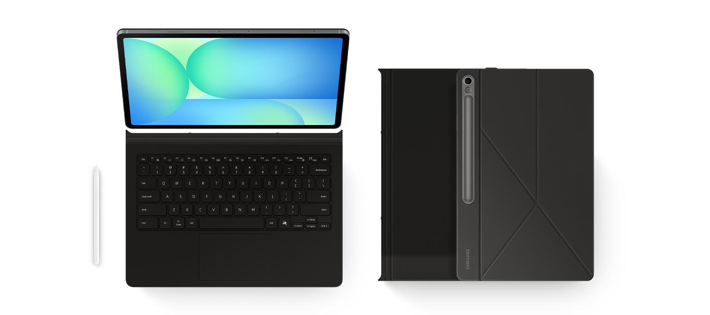 스마트 북커버가 장착된 갤럭시 탭 S10 FE+의 앞면이 나타납니다. 왼쪽에는 S Pen이, 오른쪽에는 커버를 장착한 기기 두 대가 겹쳐져 있습니다. 아래의 기기는 화면이 위를 향하고, 위의 기기는 후면 커버가 보이도록 뒤집혀 있습니다.