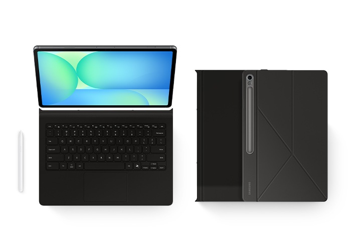 스마트 북커버가 장착된 갤럭시 탭 S10 FE+의 앞면이 나타납니다. 왼쪽에는 S Pen이, 오른쪽에는 커버를 장착한 기기 두 대가 겹쳐져 있습니다. 아래의 기기는 화면이 위를 향하고, 위의 기기는 후면 커버가 보이도록 뒤집혀 있습니다.