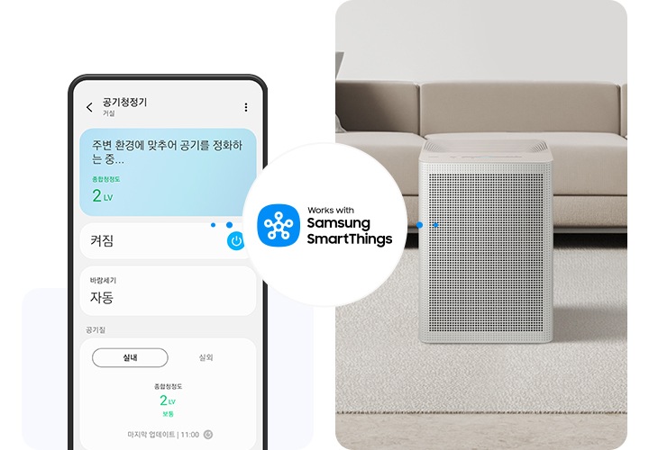 이미지 왼쪽 부분에는 외부에서 간편하게 스마트싱스 앱을 활용하여 공기청정기 전원 조작 및 집안의 공기질을 손쉽게 확인할 수 있는 이미지가 보이고 있고 이미지 오른쪽 부분에는 심플한 인테리어 속 블루스카이가 놓여져 있습니다. 이미지 가운데 SmartThings 로고와 SmartThings 텍스트가 적혀 있습니다.