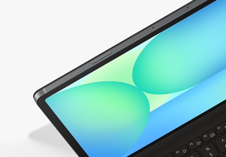 슬림 키보드 북커버를 장착한 갤럭시 탭 S10 FE+를 클로즈업하여 커버의 슬림한 디자인을 강조하고 있습니다.