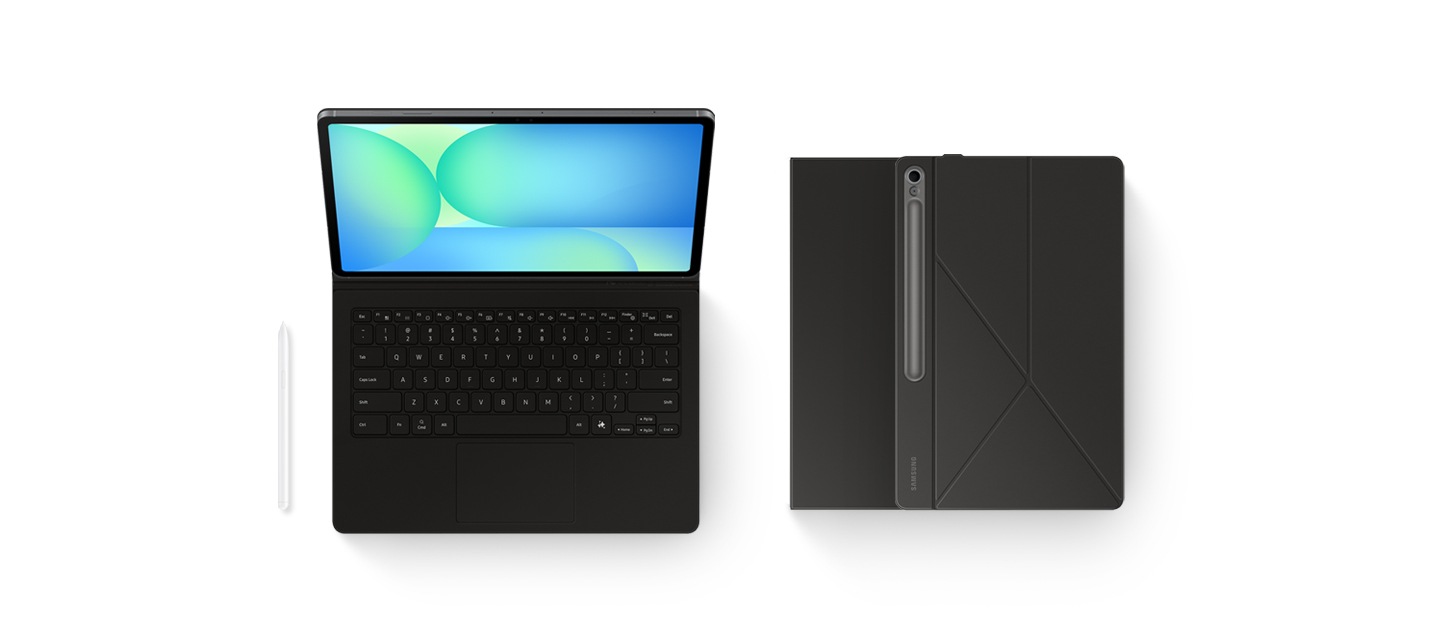 키보드 북커버가 장착된 갤럭시 탭 S10 FE+의 앞면이 나타납니다. 왼쪽에는 S Pen이, 오른쪽에는 커버를 장착한 기기 두 대가 겹쳐져 있습니다. 아래의 기기는 화면이 위를 향하고, 위의 기기는 후면 커버가 보이도록 뒤집혀 있습니다.