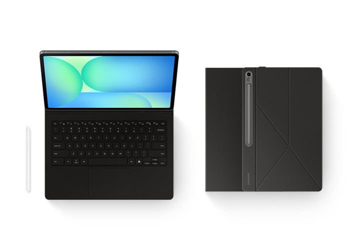 키보드 북커버가 장착된 갤럭시 탭 S10 FE+의 앞면이 나타납니다. 왼쪽에는 S Pen이, 오른쪽에는 커버를 장착한 기기 두 대가 겹쳐져 있습니다. 아래의 기기는 화면이 위를 향하고, 위의 기기는 후면 커버가 보이도록 뒤집혀 있습니다.