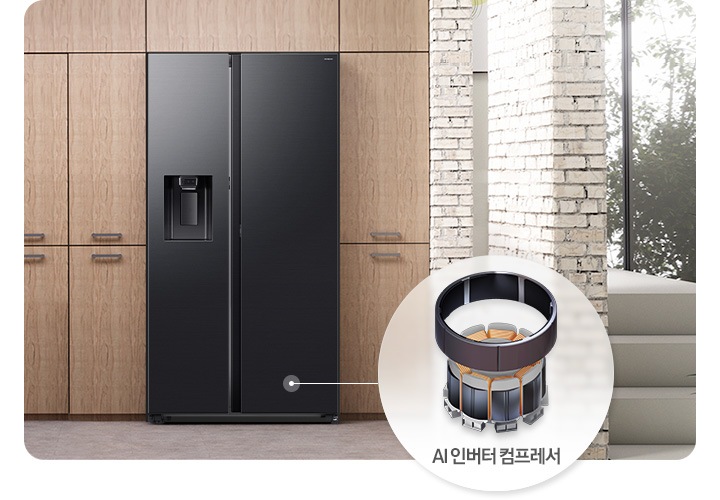 우드톤 냉장고 장에 양문형 냉장고가 설치되어 있습니다. 냉장고 우측 원 안에 AI 인버터 컴프레서 문구와 부품 일러스트가 나와있는 연출된 이미지 입니다.