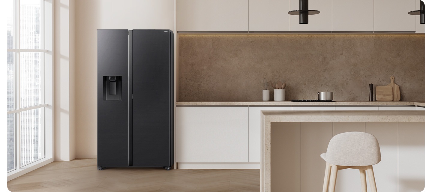 연한 베이지&우드 톤의 주방 인테리어컷 입니다. 연한 베이지톤 상하부장 좌측에 양문형 냉장고가 설치되어 있고 냉장고 좌측으로는 통창이 보여지는 연출된 이미지 입니다.