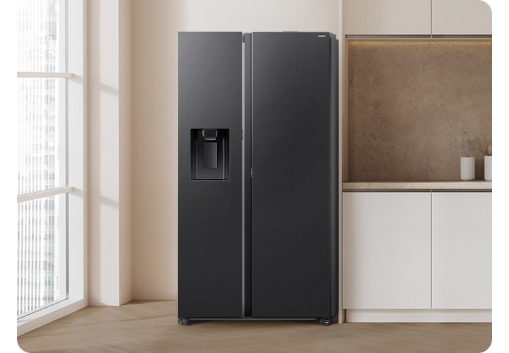 연한 베이지&우드 톤의 주방 인테리어컷 입니다. 연한 베이지톤 상하부장 좌측에 양문형 냉장고가 설치되어 있고 냉장고 좌측으로는 통창이 보여지는 연출된 이미지 입니다.