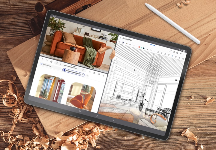 갤럭시 탭 S10 FE+가 나무 테이블 위에 놓여 있고, 옆에는 S 펜이 있습니다. 화면에는 세 개의 창으로 나뉘어 있고, 웹 브라우저와 삼성 노트 앱에 다양한 가구 이미지가 보여지고 있습니다.
