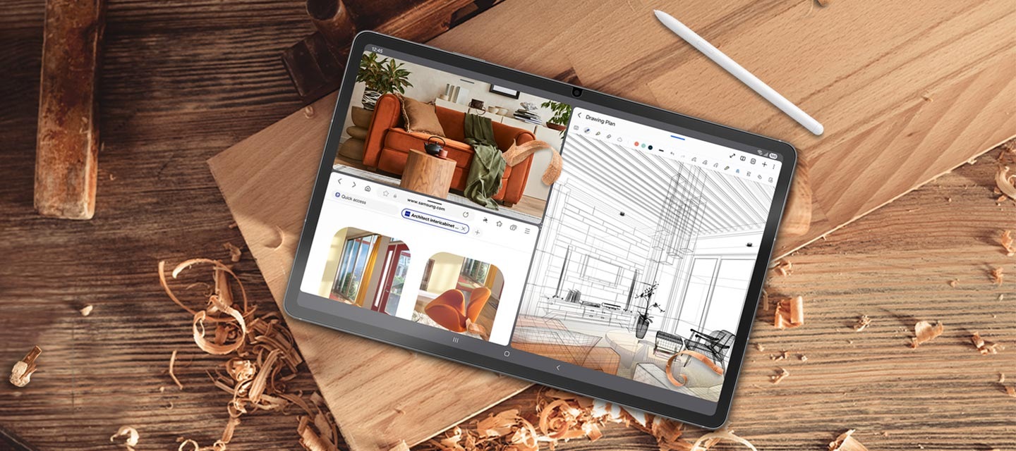 갤럭시 탭 S10 FE+가 나무 테이블 위에 놓여 있고, 옆에는 S 펜이 있습니다. 화면에는 세 개의 창으로 나뉘어 있고, 웹 브라우저와 삼성 노트 앱에 다양한 가구 이미지가 보여지고 있습니다.