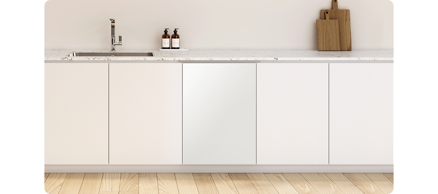 [식기세척기가 설치되어 있는 인테리어 컷입니다. 아이보리톤 싱크대 위에 수전이 좌측에 보여지고, 우측에는 도마가 놓여져 있습니다. 아이보리톤의 하부장에는 식기세척기가 설치되어 있는 연출된 인테리어 입니다.]