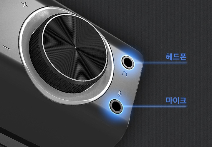 사운드바에 위치한 헤드폰과 마이크 연결 단자를 보여줍니다