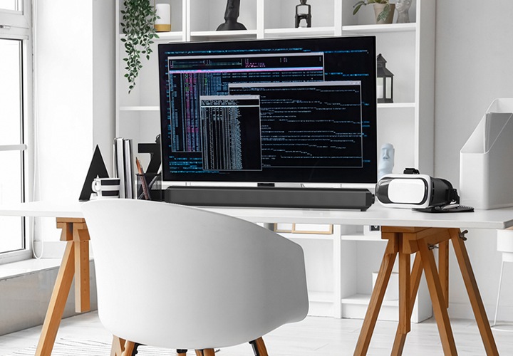 테이블 위에 모니터와 함께 인터리어 된 이미지를 보여줍니다.