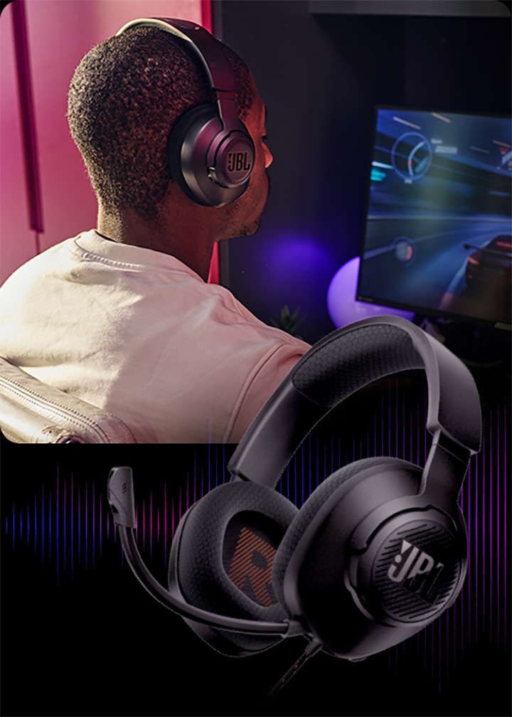 왼쪽에는 남성이 헤드셋을 착용한 상태로 컴퓨터 게임을 즐기고 있습니다. 오른쪽에는 음향효과 위에 헤드폰 우측 45도 측면 컷이 보입니다.