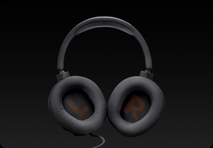 헤드셋에 이어 쿠션이 정면을 향한 컷이 보입니다.