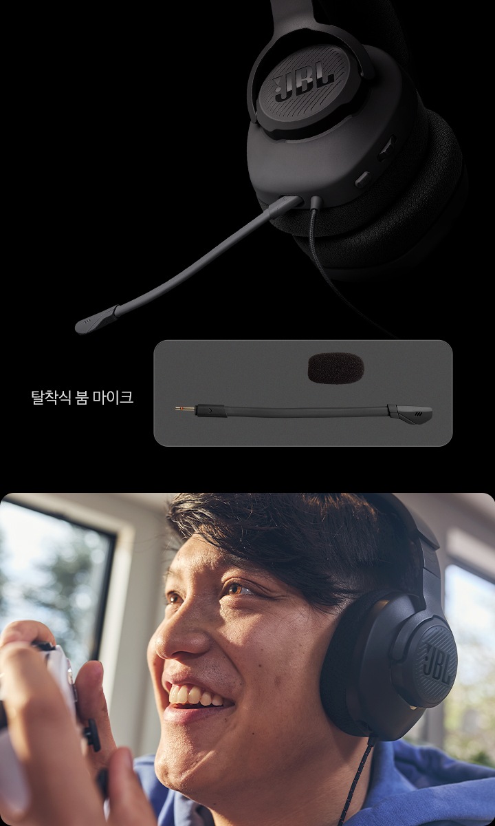 왼쪽에는 헤드셋을 착용한 남성이 게임을 하고 있습니다. 오른쪽에는 헤드폰의 붐 마이크가 확대되어 보입니다.
