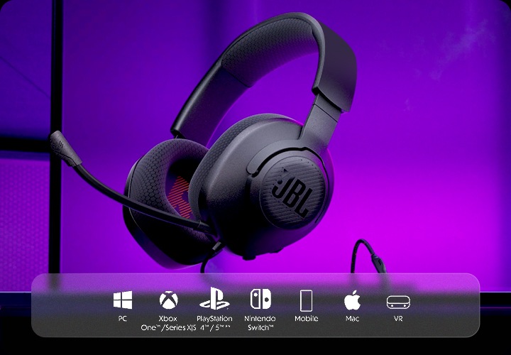 보라색 공간에 헤드셋이 놓여 있습니다. 헤드셋 아래에는 PC, PlayStation, Xbox, Nintendo Switch, 휴대폰, Mac 및 VR 등 3.5mm 잭을 통해 호환이 가능한 플랫폼 아이콘이 있습니다.