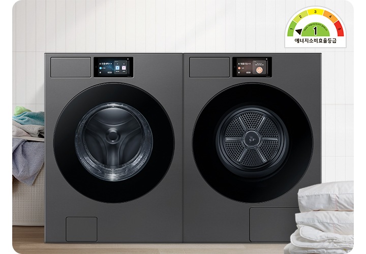 세탁기와 건조기가 병렬로 설치되어 있고 우측 상단에 에너지소비효율 1등급 로고가 나와있습니다.