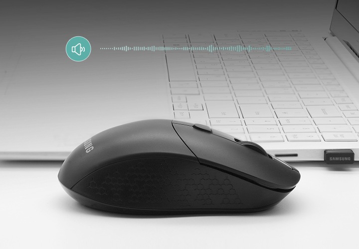 검은색 마우스의 측면이 중앙에 있고 마우스의 뒤로 흰색 노트북의 측면이 보입니다. 노트북 위로 잔잔한 음파 진동의 아이콘과 이미지가 보입니다.