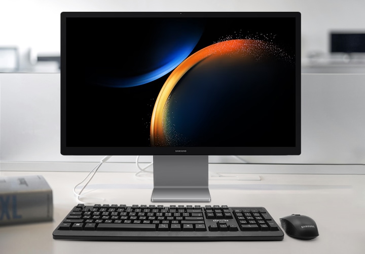 올인원 PC와 검은색 무선 키보드와 검은색 무선 마우스가 보입니다.