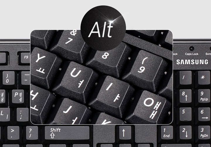 흰색 글씨로 레이저 인쇄된 검은색 키보드의 키 캡을 확대하여 보여줍니다.