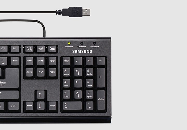 검은색 키보드와 USB 연결 선을 보여줍니다.