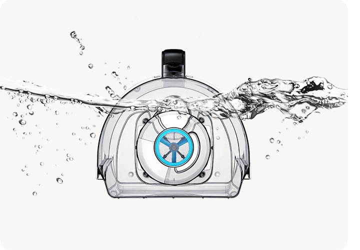 본체에서 분리된 먼지통의 모습으로 먼지통을 손으로 들고 물속에 담그고 있는 이미지가 보이고 있습니다.