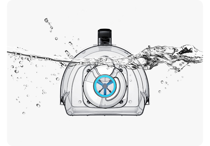 본체에서 분리된 먼지통의 모습으로 먼지통을 손으로 들고 물속에 담그고 있는 이미지가 보이고 있습니다.