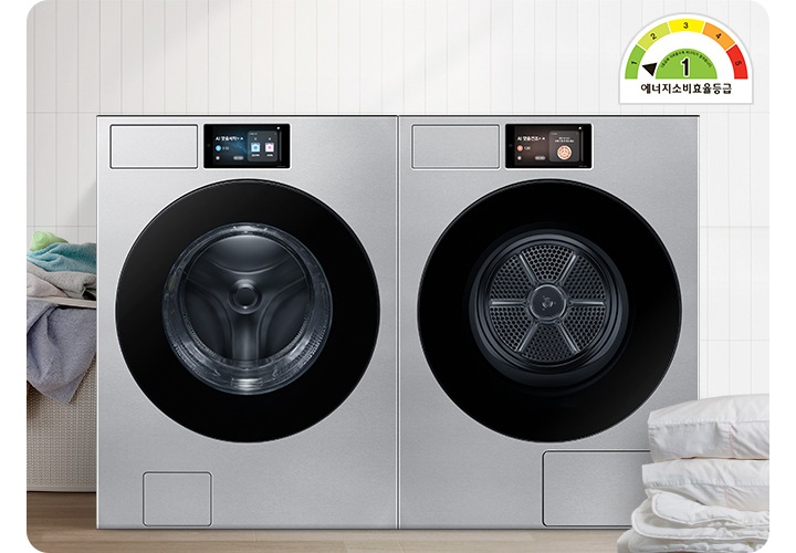 세탁기와 건조기가 병렬로 설치되어 있고 우측 상단에 에너지소비효율 1등급 로고가 나와있습니다.