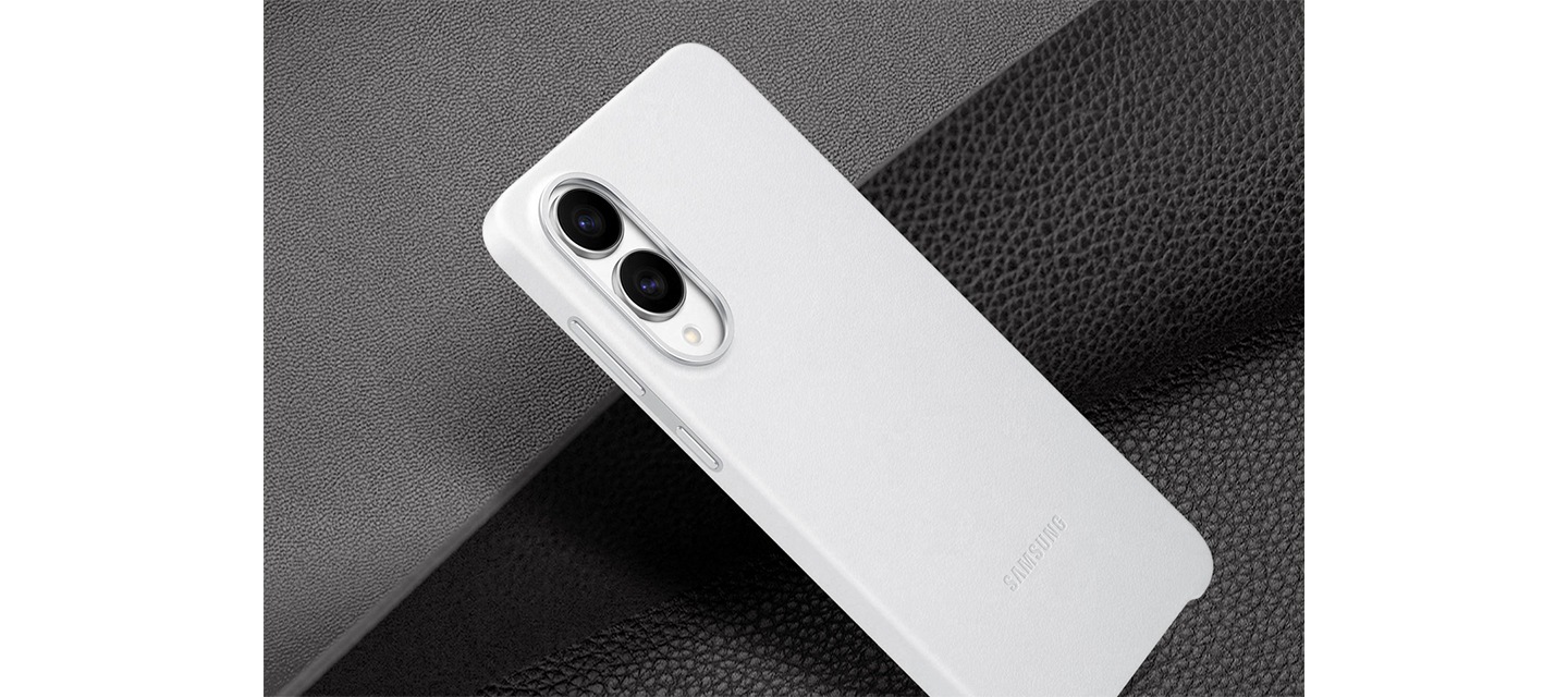 라이트 그레이 색상의 카인드수트 케이스가 대각선으로 배치되어 있습니다.