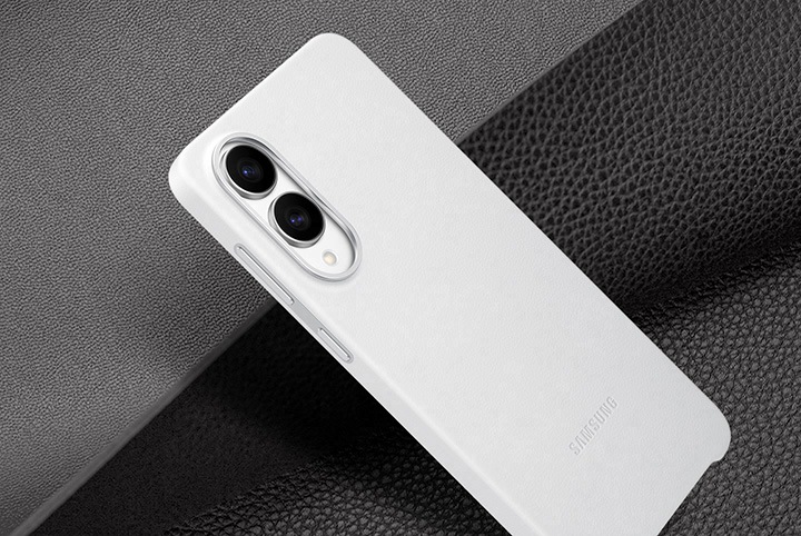 라이트 그레이 색상의 카인드수트 케이스가 대각선으로 배치되어 있습니다.