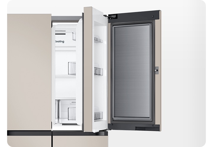 냉장고 우측 상단 푸드 쇼케이스가 열려있는 이미지 입니다.