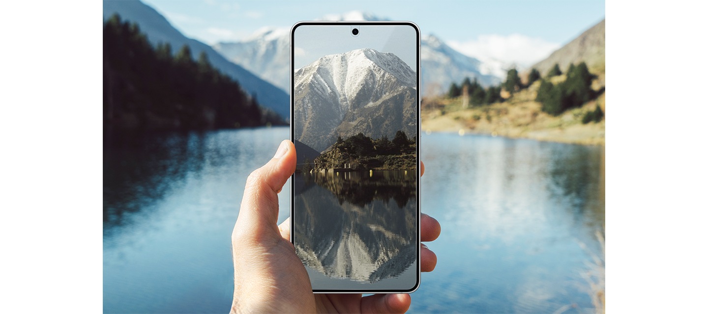 화면에 AR 필름가 부착된 갤럭시 S25 엣지입니다. 희미하게 표현된 호수 이미지 앞으로 선명한 화면을 유지하는 스마트폰이 있습니다.