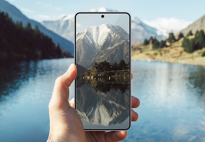 화면에 AR 필름가 부착된 갤럭시 S25 엣지입니다. 희미하게 표현된 호수 이미지 앞으로 선명한 화면을 유지하는 스마트폰이 있습니다.