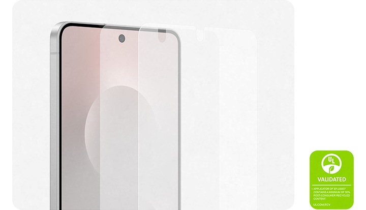 갤럭시 S25 엣지가 기울어진 채 전면부를 나타내고, 그 위에 AR 필름이 떠있습니다. 'AR 필름에는 최소 50%의 소비자 재활용 콘텐츠를 포함합니다. UL.COM/ECV'라고 적힌 UL 환경 클레임 검증 마크가 표시되어 있습니다.