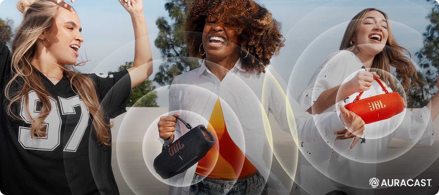 흰색 옷을 입은 두명과 검정색 옷을 입은 사람이 보입니다. 흰색 옷을 입은 사람이 스피커를 들고 있으며, 사람들은 흥겹게 춤을 추고 있습니다. 스피커에는 음향효과가 나오고 있습니다. 