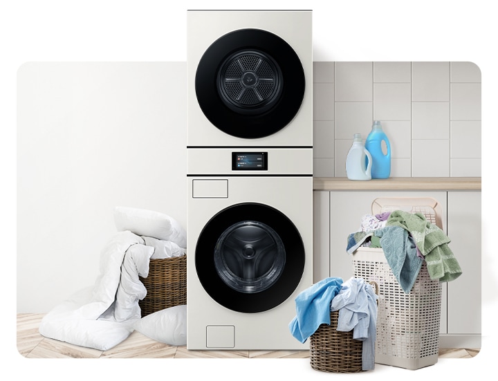 Bespoke AI 원바디가 중앙에 나와있고 좌측 뒷편 라탄 바구니에 의류가 가득 쌓여있고 앞쪽에 이불이 나와있습니다. 우측 파란색 플라스틱 바구니에도 수건 등 각종 옷감이 가득 쌓여있는 연출된 이미지입니다.