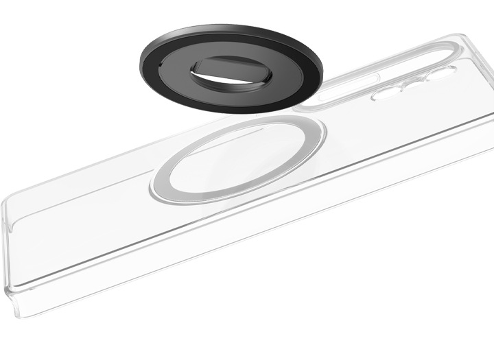 왼쪽 하단이 40도 기울어진 투명 스마트폰 케이스 뒷면에 마그네틱 패드가 부착되어 있고 마그네틱 링홀더가 떨어져 있습니다.