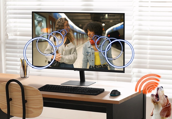 책상 위 모니터에서 영상이 재생되고 있고 그 옆에 강아지가 짖고 있습니다. 강아지가 짖는 소리가 있음에도 액티브 보이스 앰프기능이 주변 소음을 감지하여 콘텐츠의 볼륨을 자동으로 조정해줍니다.