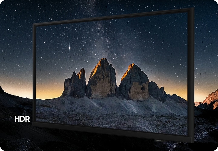 산이 보이며 중간에는 HDR 화질이 적용된 TV가 있습니다.