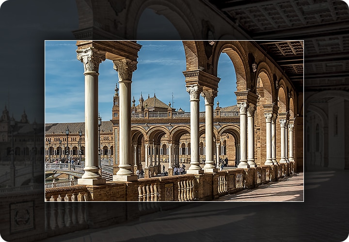 TV 화면에 도시 풍경이 보입니다. 가운데 부분은 테두리 부분보다 화면이 선명하게 보입니다.