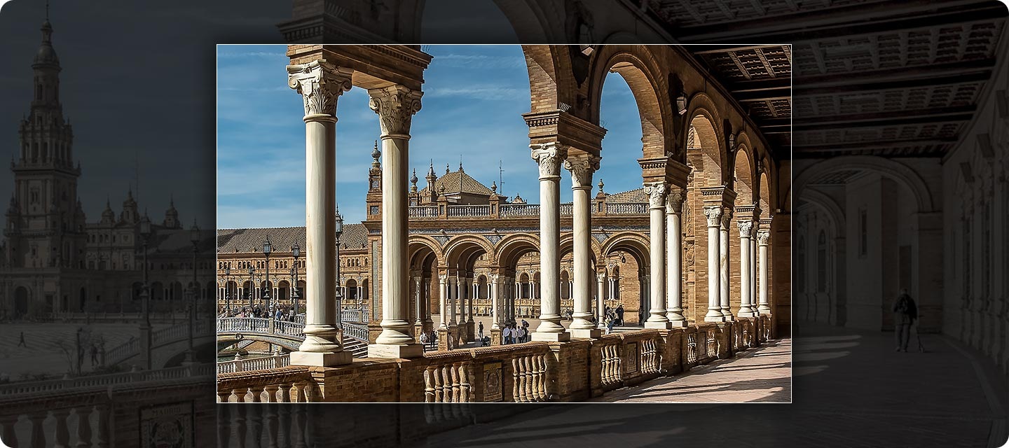 TV 화면에 도시 풍경이 보입니다. 가운데 부분은 테두리 부분보다 화면이 선명하게 보입니다.