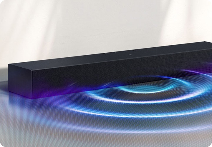 바닥에 사운드바가 놓여 있습니다. 사운드바에서는 음향효과가 나오고 있습니다.