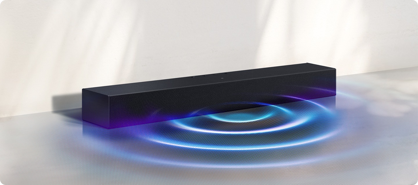 바닥에 사운드바가 놓여 있습니다. 사운드바에서는 음향효과가 나오고 있습니다.