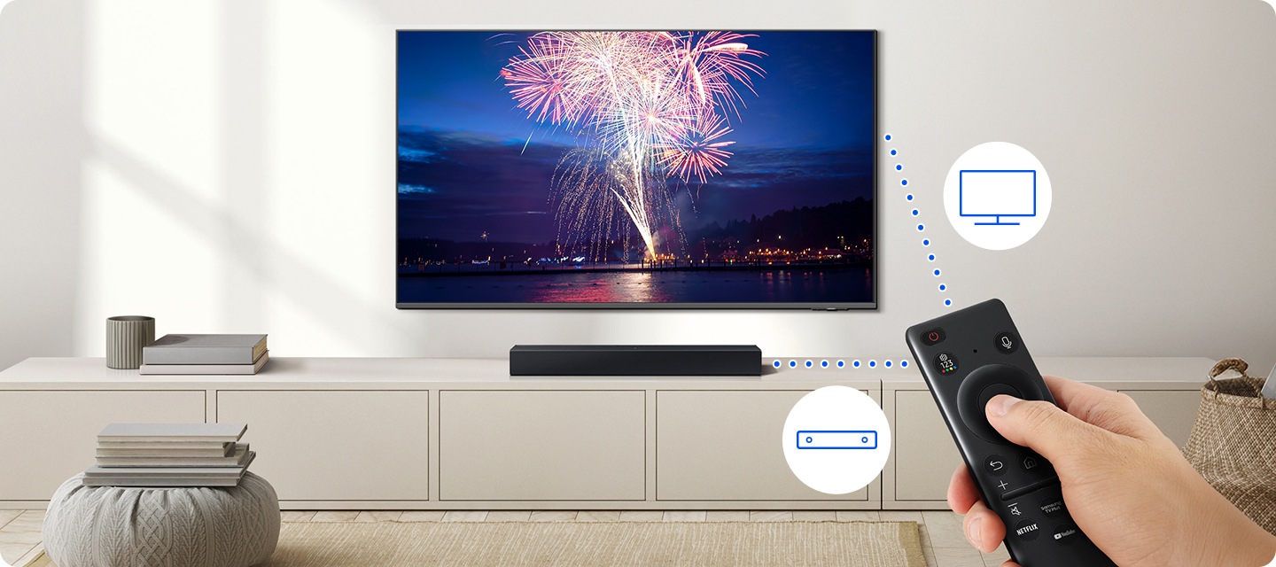 거실 벽에 TV가 설치되어 있으며, 아래에는 장식장 위에 사운드바 설치되어 있습니다. 리모컨과 사운드바, TV가 점선으로 연결되어 있으며, 리모컨 양 옆에는 사운드바와 TV 아이콘이 보입니다.