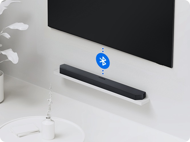 TV와 사운드바가 연결되어 있고 블루투스 아이콘이 보입니다.