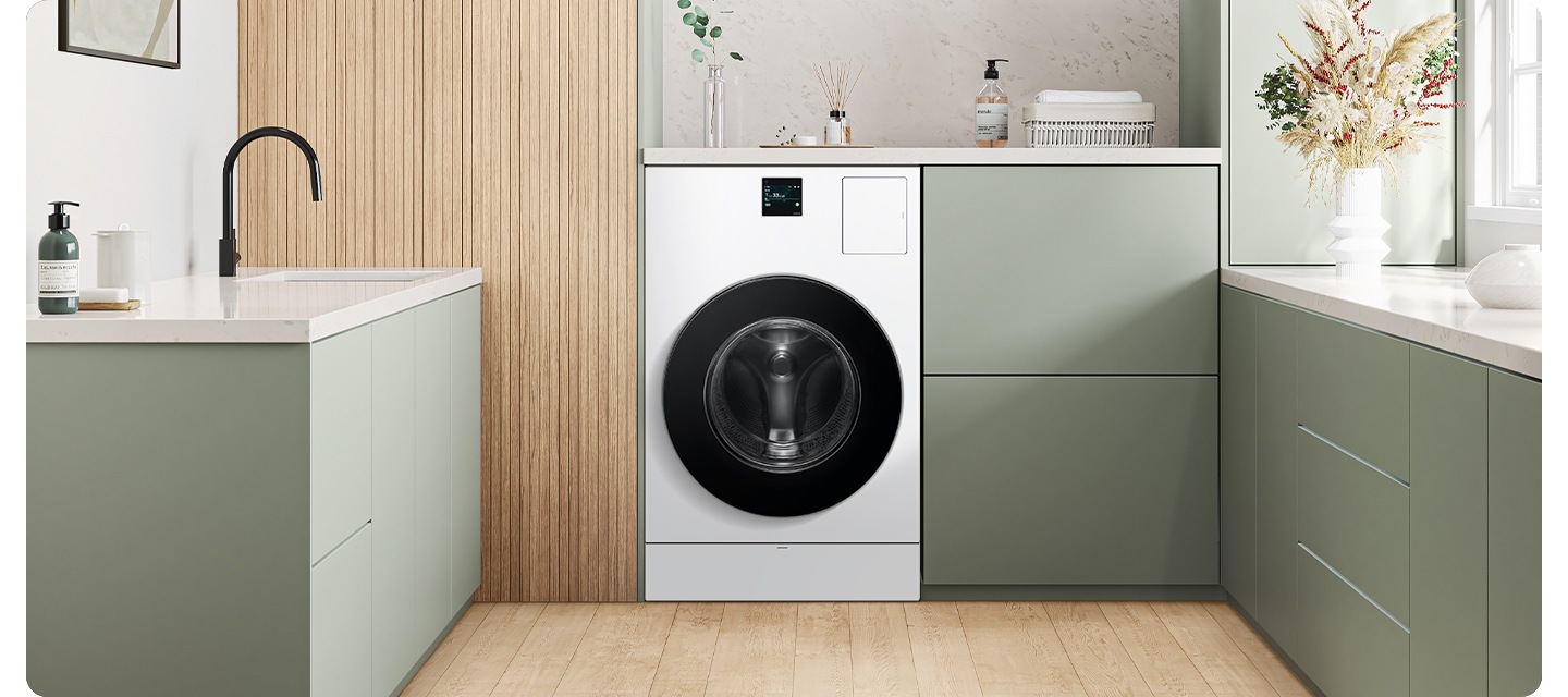 [다용도실에 BÉSP~ÓKÉ Á~Í 콤보 제품이 가운데 있습니다. 제품 옆에서 수납장 있고 위에는 물건들이 놓여져있습니다. 좌측에는 세면대 있고 우측에는 수납장 위에 꽃병이보입니다]