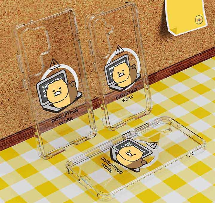 노란색 체크 무늬의 바닥과 코르크보드를 벽으로 세워둔 배경으로 갤럭시 S25+ 춘식이 버라이어티 마그넷 케이스가 가로로 바닥에 누워 있는 정면 이미지가 이미지 하단에 보이고 있고 갤럭시 S25 Ultra 춘식이 버라이어티 마그넷 케이스, 갤럭시 S25 춘식이 버라이어티 마그넷 케이스가 벽에 기대어 있는 정면 이미지가 오른쪽에서 왼쪽으로 나열되어 보이고 있습니다.