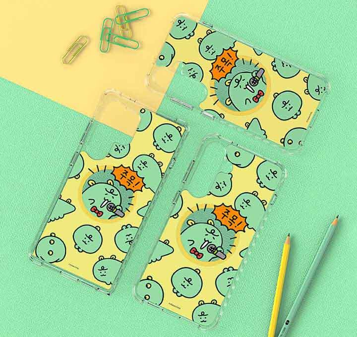 형광 연두색과 노란색 색종이의 모서리가 보이는 배경에 갤럭시 S25 Ultra 죠르디 버라이어티 마그넷 케이스, 갤럭시 S25 죠르디 버라이어티 마그넷 케이스가 오른쪽으로 25도 정도 기울어져 있는 정면 이미지와 이미지 윗부분에 갤럭시 S25+ 죠르디 버라이어티 마그넷 케이스가 왼쪽으로 50도 정도 기울어진 정면 이미지가 보이고 있습니다.