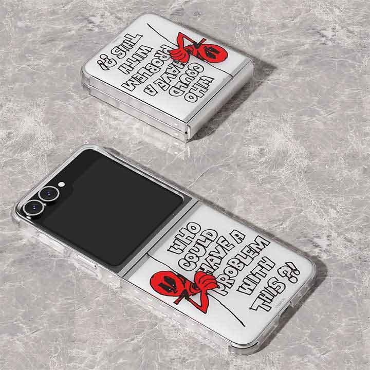 회색 대리석 바닥을 배경으로 갤럭시 Z 플립6 마블 데드풀 버라이어티 케이스를 장착 후 펼친 뒤 왼쪽으로 40도 돌린 뒤 눕혀 놓은 정면 이미지가 이미지 왼쪽 하단에 보이고 있고 이미지 왼쪽 상단부분에는 갤럭시 Z 플립6 마블 데드풀 버라이어티 케이스를 장착 후 접은 뒤 오른쪽으로 120도 정도 돌려 눕혀 놓은 정면 이미지가 보이고 있습니다.