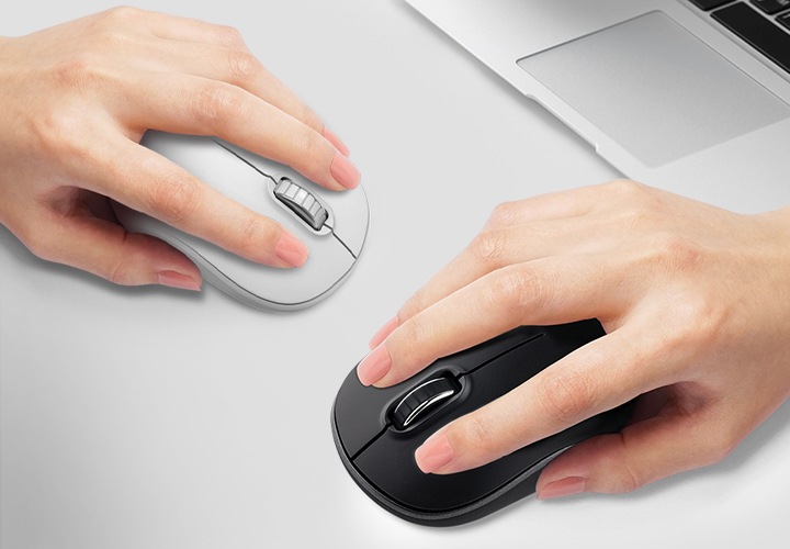 검은색 마우스에 손을 올려놓은 모습과 회색 마우스에 손을 올려놓은 모습을 위 아래로 보여줍니다.