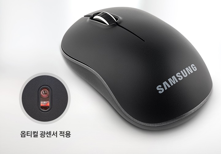 검은색 마우스가 놓여져 있고 광센서를 확대하여 보여줍니다.